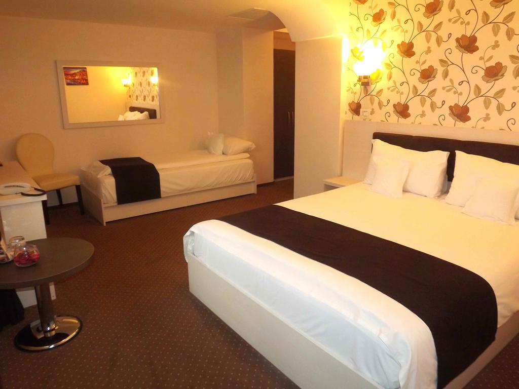 West Plaza Residence Bucharest Room photo